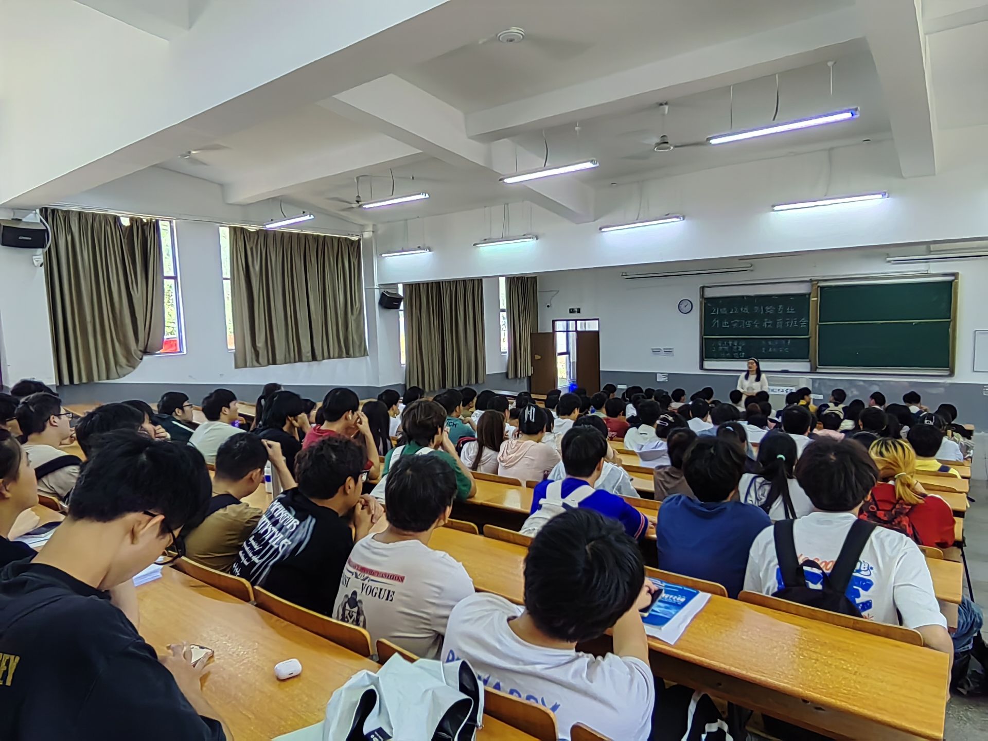 <strong>加强安全教育，确保实习平安 ——土木工程学院测绘工程专业召开实习安全主题教育班会</strong>