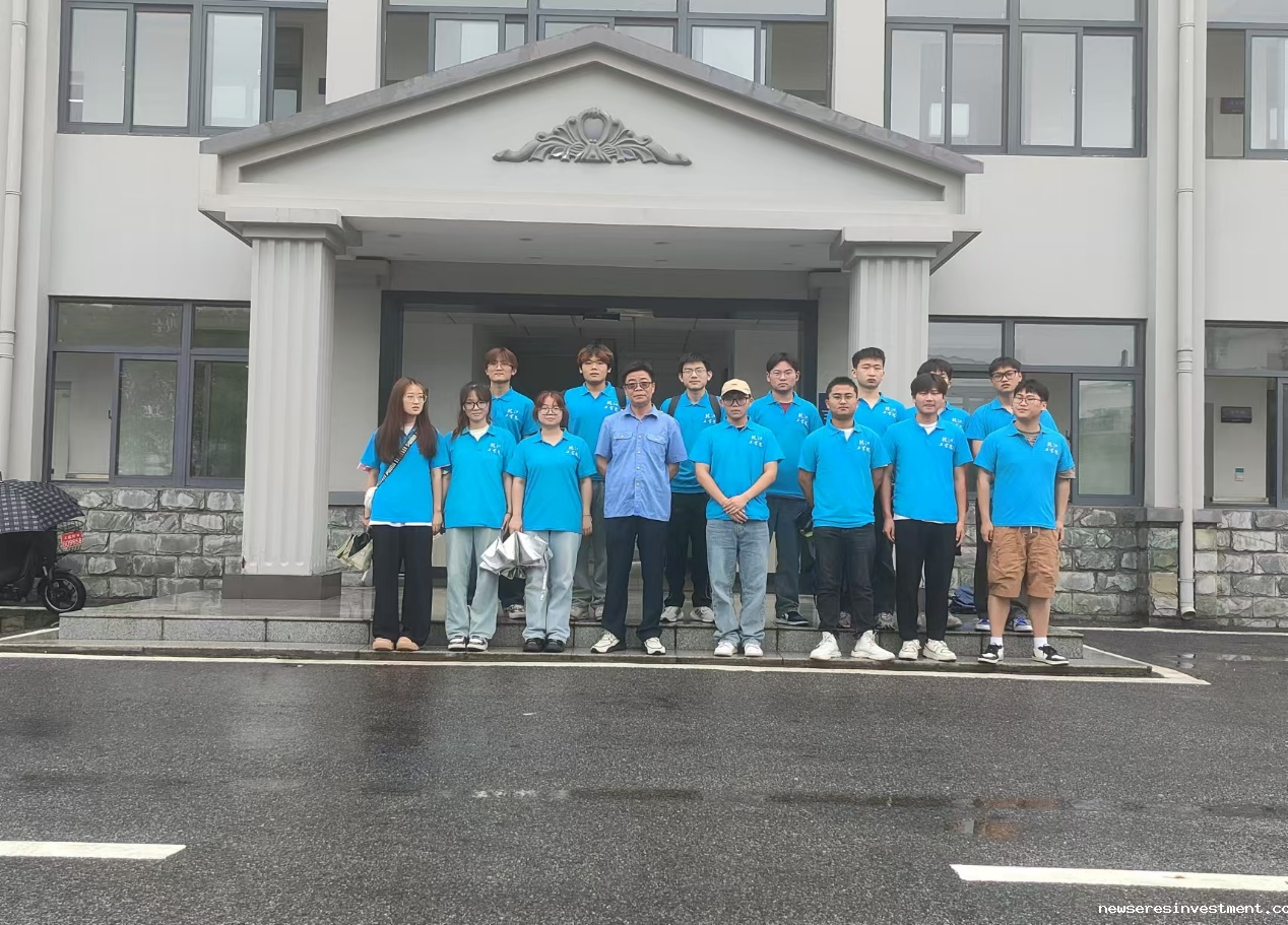 <strong>暑期“三下乡”社会实践（六十二）：深入芜湖机务段，探寻铁路发展新动力</strong>