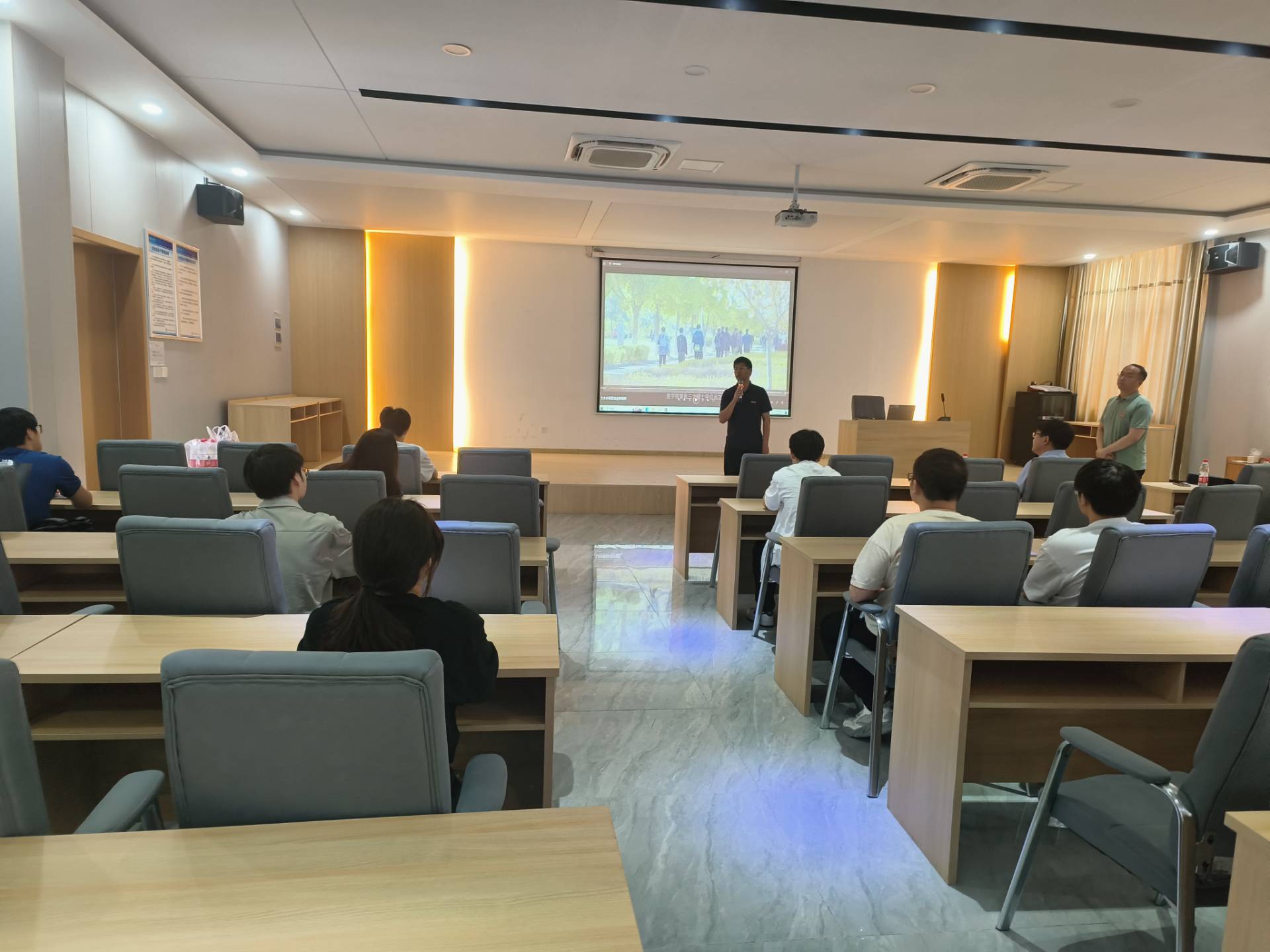 <strong>土木工程学院与金陵科技学院联合举办2026年硕士研究生招生宣讲会</strong>